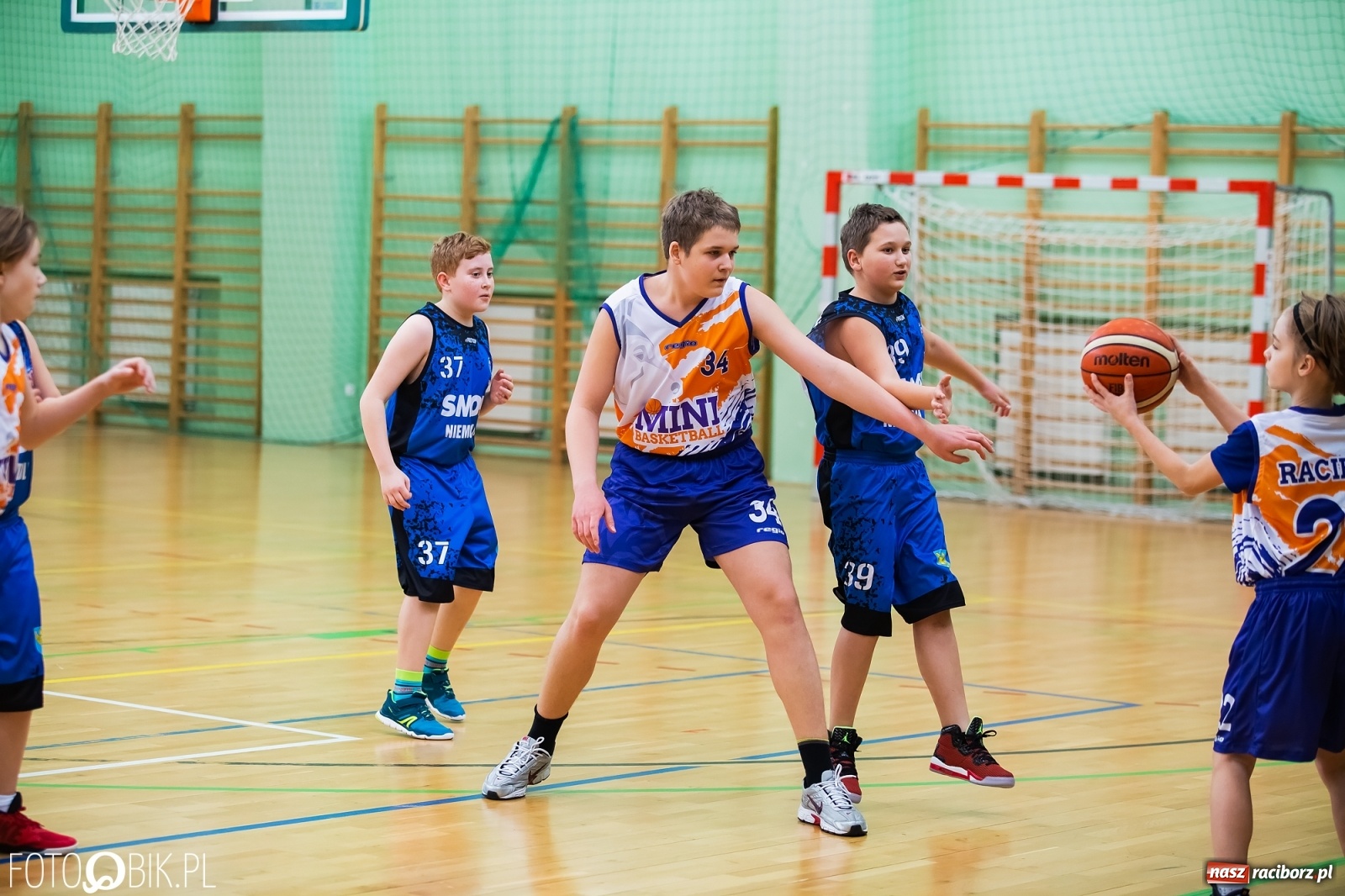 Zdjęcie w galerii na portalu naszraciborz.pl: Koszykarska sobota w Arenie Rafako [FOTO] wiadomości z regionu