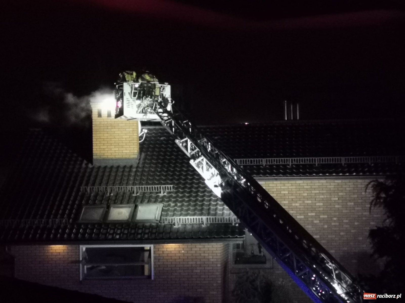 Zdjęcie w galerii na portalu naszraciborz.pl: Zalane piwnice i pożary sadzy. Weekend raciborskich strażaków wiadomości z regionu