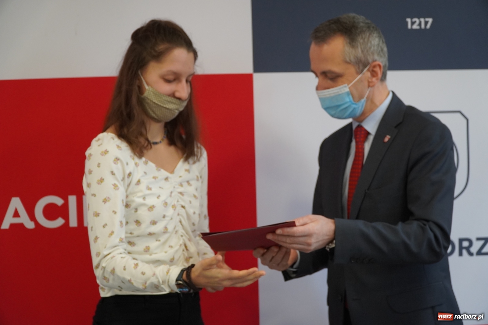 Zdjęcie w galerii na portalu naszraciborz.pl: Pływacy i lekkoatleci z nagrodą prezydenta wiadomości z regionu