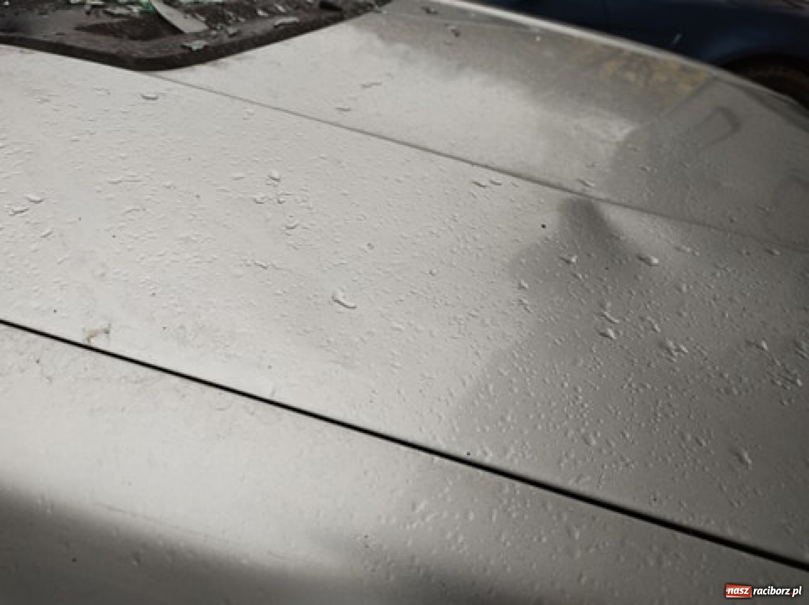 Zdjęcie w galerii na portalu naszraciborz.pl: Zima zaskoczyła zarządców. Na Różanej zmarznięty śnieg uszkodził auta wiadomości z regionu