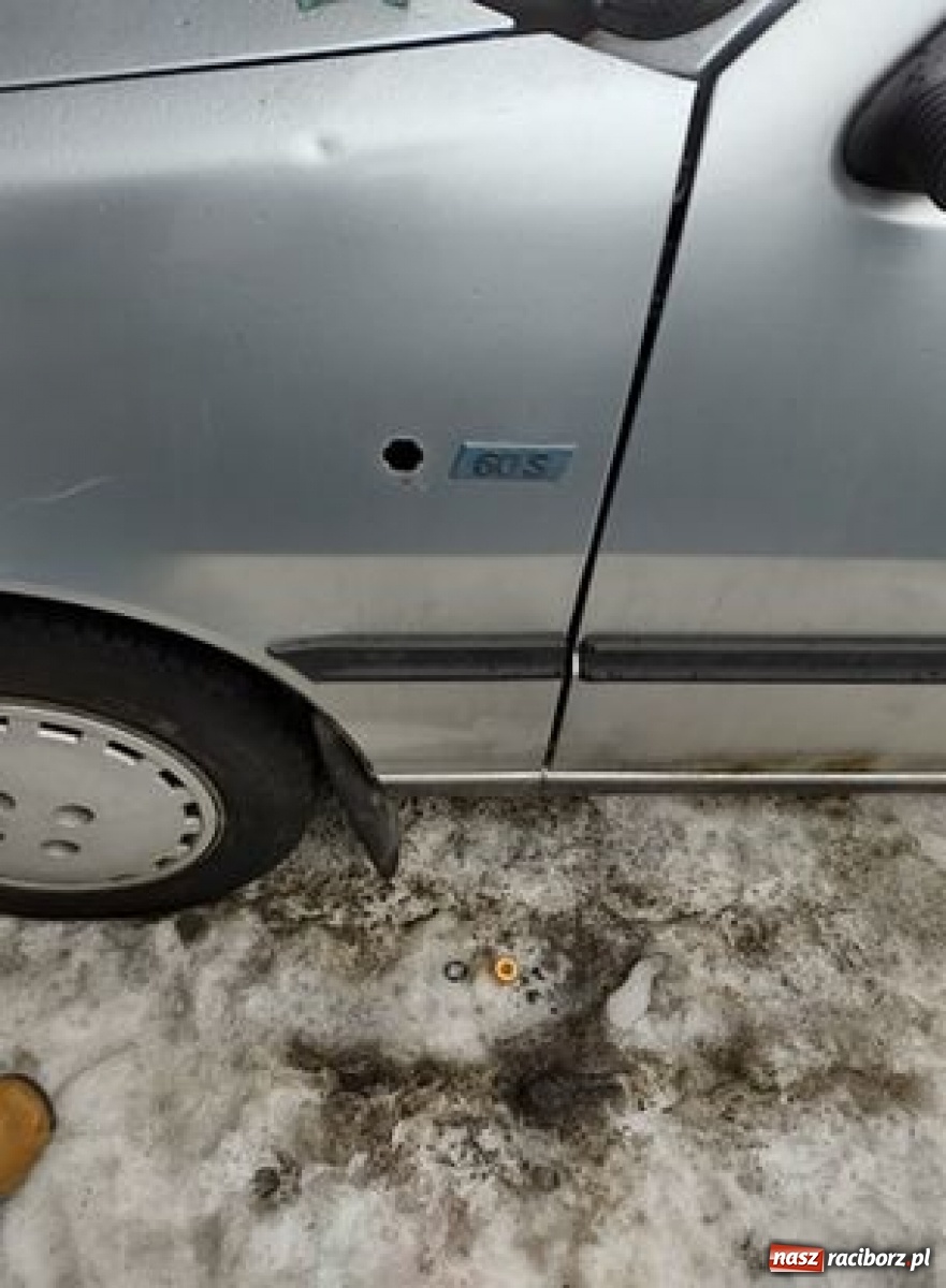 Zdjęcie w galerii na portalu naszraciborz.pl: Zima zaskoczyła zarządców. Na Różanej zmarznięty śnieg uszkodził auta wiadomości z regionu