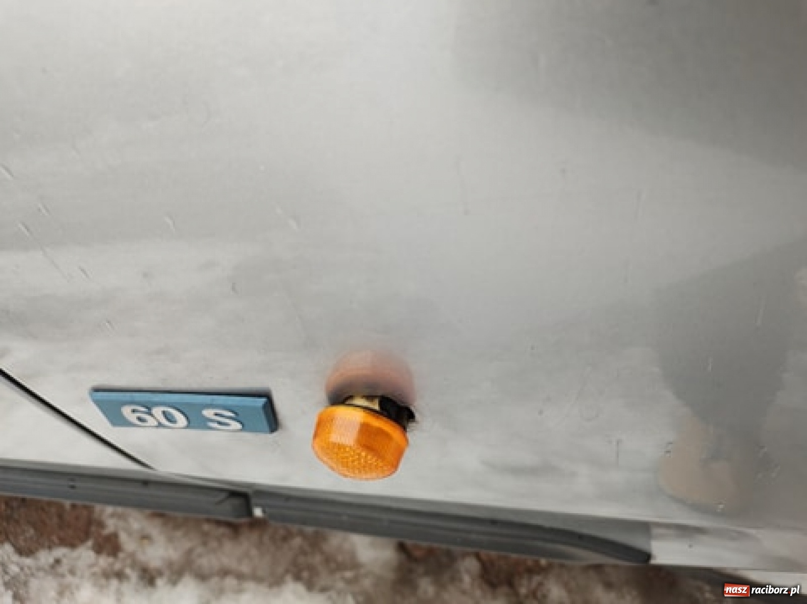 Zdjęcie w galerii na portalu naszraciborz.pl: Zima zaskoczyła zarządców. Na Różanej zmarznięty śnieg uszkodził auta wiadomości z regionu