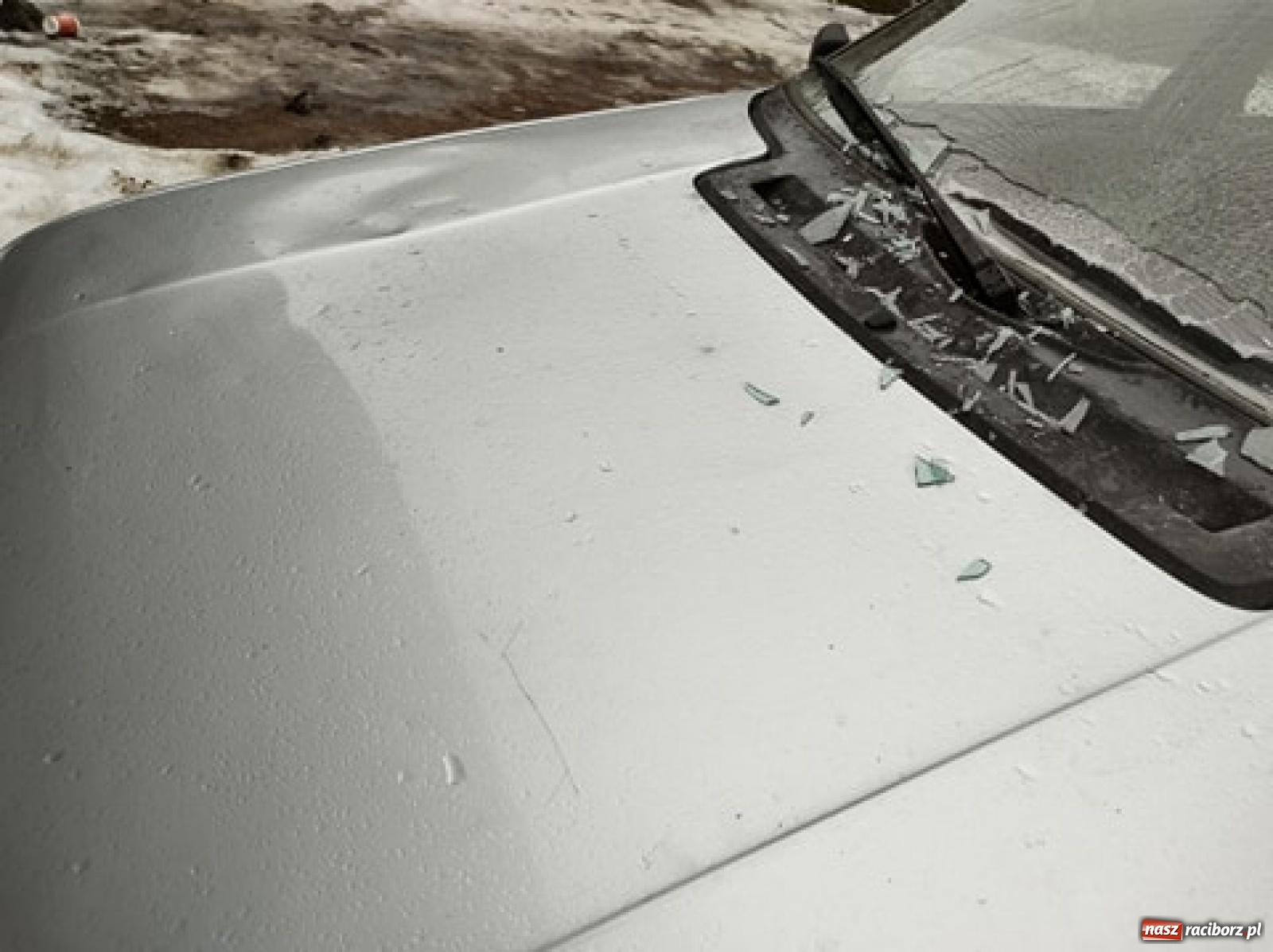 Zdjęcie w galerii na portalu naszraciborz.pl: Zima zaskoczyła zarządców. Na Różanej zmarznięty śnieg uszkodził auta wiadomości z regionu