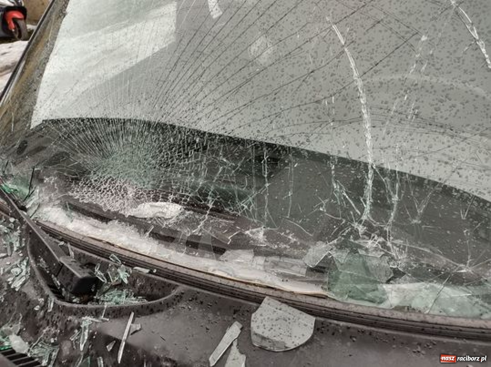 Zdjęcie w galerii na portalu naszraciborz.pl: Zima zaskoczyła zarządców. Na Różanej zmarznięty śnieg uszkodził auta wiadomości z regionu