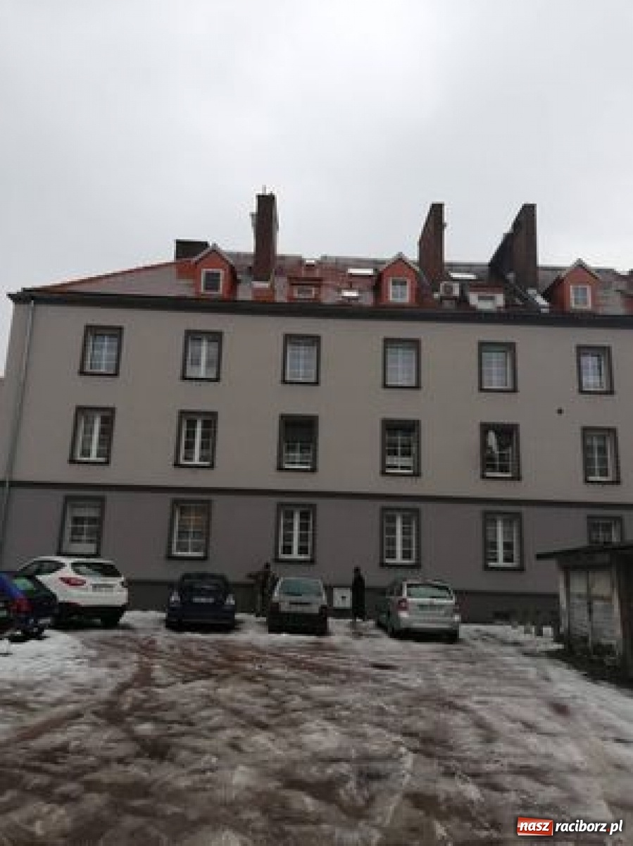 Zdjęcie w galerii na portalu naszraciborz.pl: Zima zaskoczyła zarządców. Na Różanej zmarznięty śnieg uszkodził auta wiadomości z regionu