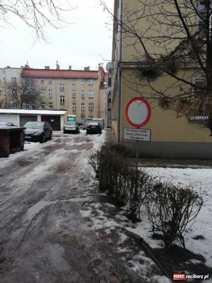 Zdjęcie w galerii na portalu naszraciborz.pl: Zima zaskoczyła zarządców. Na Różanej zmarznięty śnieg uszkodził auta wiadomości z regionu