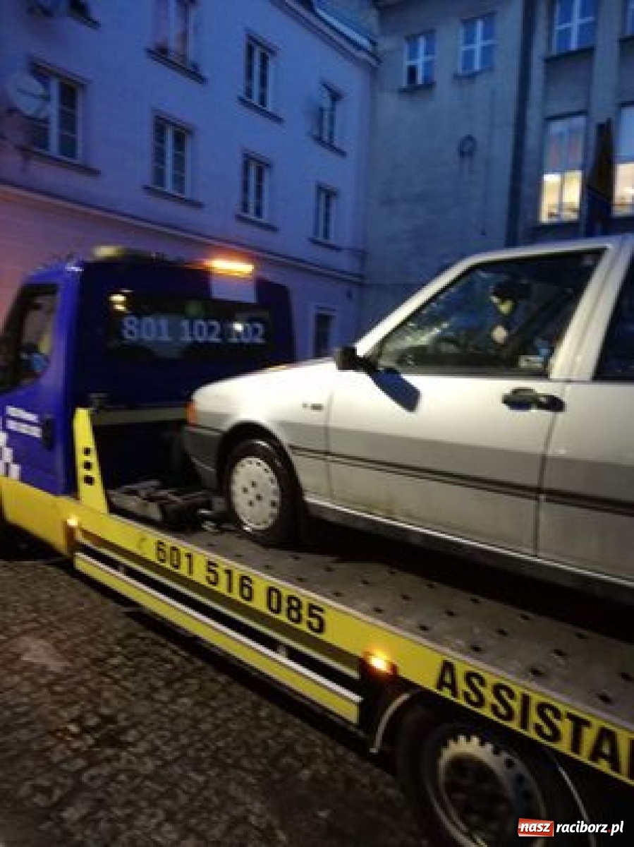 Zdjęcie w galerii na portalu naszraciborz.pl: Zima zaskoczyła zarządców. Na Różanej zmarznięty śnieg uszkodził auta wiadomości z regionu