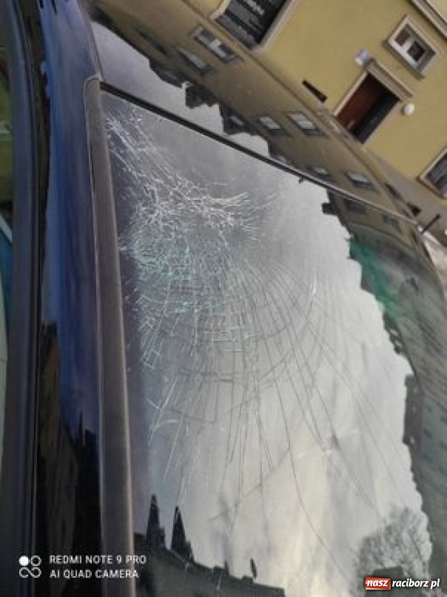 Zdjęcie w galerii na portalu naszraciborz.pl: Zima zaskoczyła zarządców. Na Różanej zmarznięty śnieg uszkodził auta wiadomości z regionu