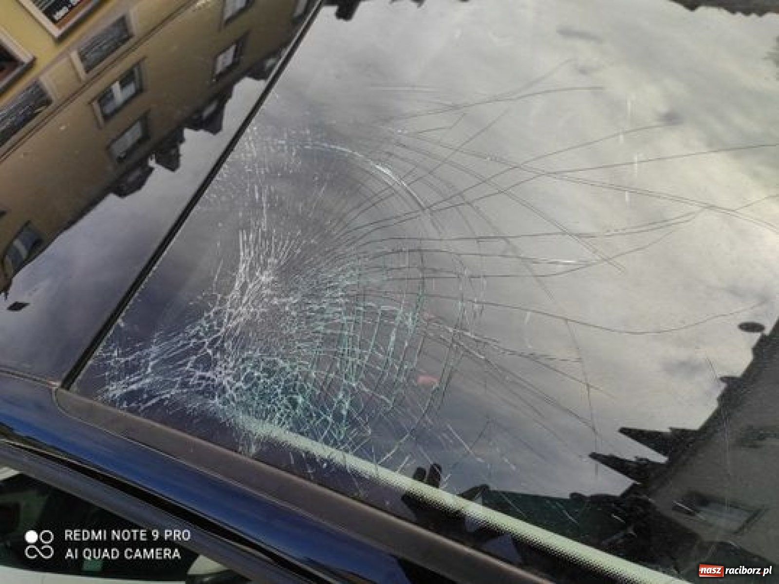 Zdjęcie w galerii na portalu naszraciborz.pl: Zima zaskoczyła zarządców. Na Różanej zmarznięty śnieg uszkodził auta wiadomości z regionu