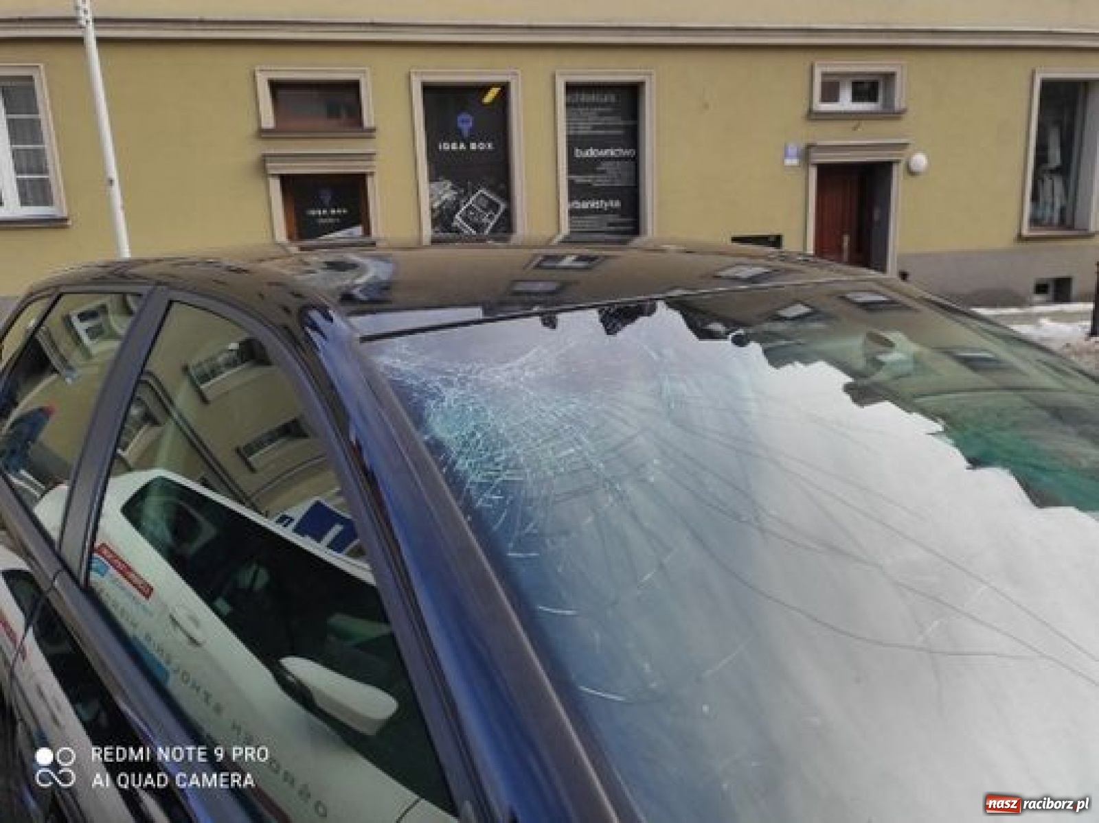 Zdjęcie w galerii na portalu naszraciborz.pl: Zima zaskoczyła zarządców. Na Różanej zmarznięty śnieg uszkodził auta wiadomości z regionu