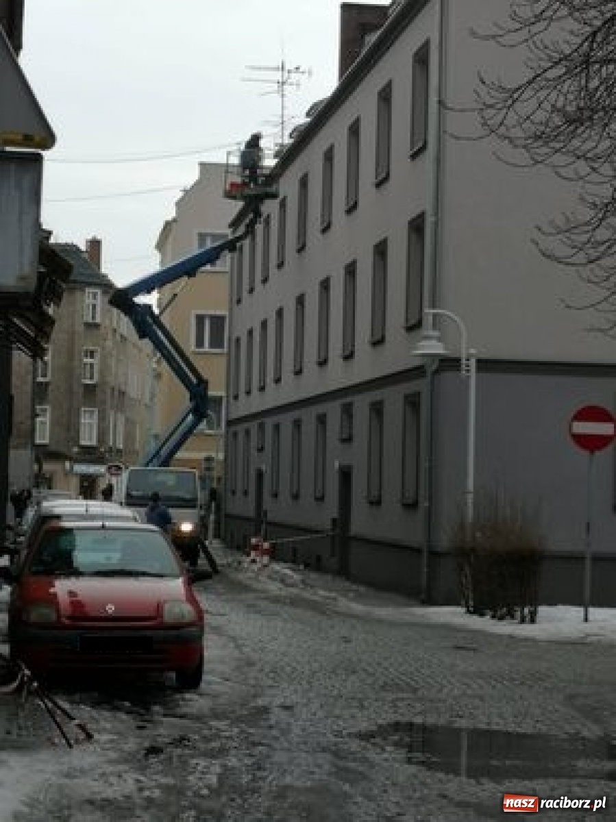 Zdjęcie w galerii na portalu naszraciborz.pl: Zima zaskoczyła zarządców. Na Różanej zmarznięty śnieg uszkodził auta wiadomości z regionu