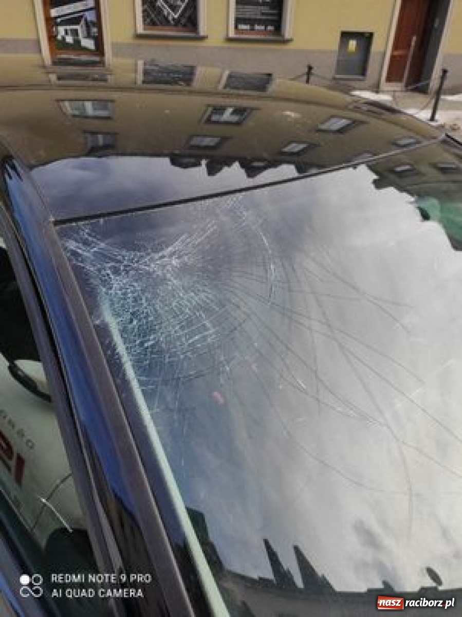 Zdjęcie w galerii na portalu naszraciborz.pl: Zima zaskoczyła zarządców. Na Różanej zmarznięty śnieg uszkodził auta wiadomości z regionu