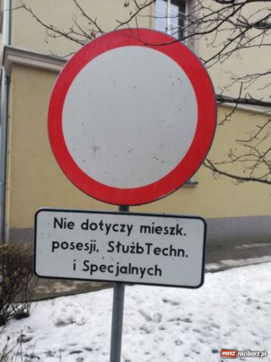 Zdjęcie w galerii na portalu naszraciborz.pl: Zima zaskoczyła zarządców. Na Różanej zmarznięty śnieg uszkodził auta wiadomości z regionu