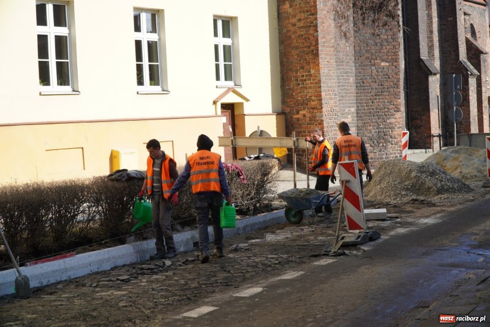 Zdjęcie w galerii na portalu naszraciborz.pl: Trwa przebudowa ulicy Gimnazjalnej na wysokości Ekonomika wiadomości z regionu