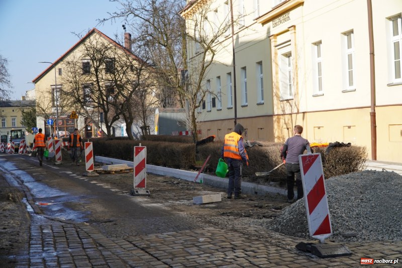 Zdjęcie w galerii na portalu naszraciborz.pl: Trwa przebudowa ulicy Gimnazjalnej na wysokości Ekonomika wiadomości z regionu