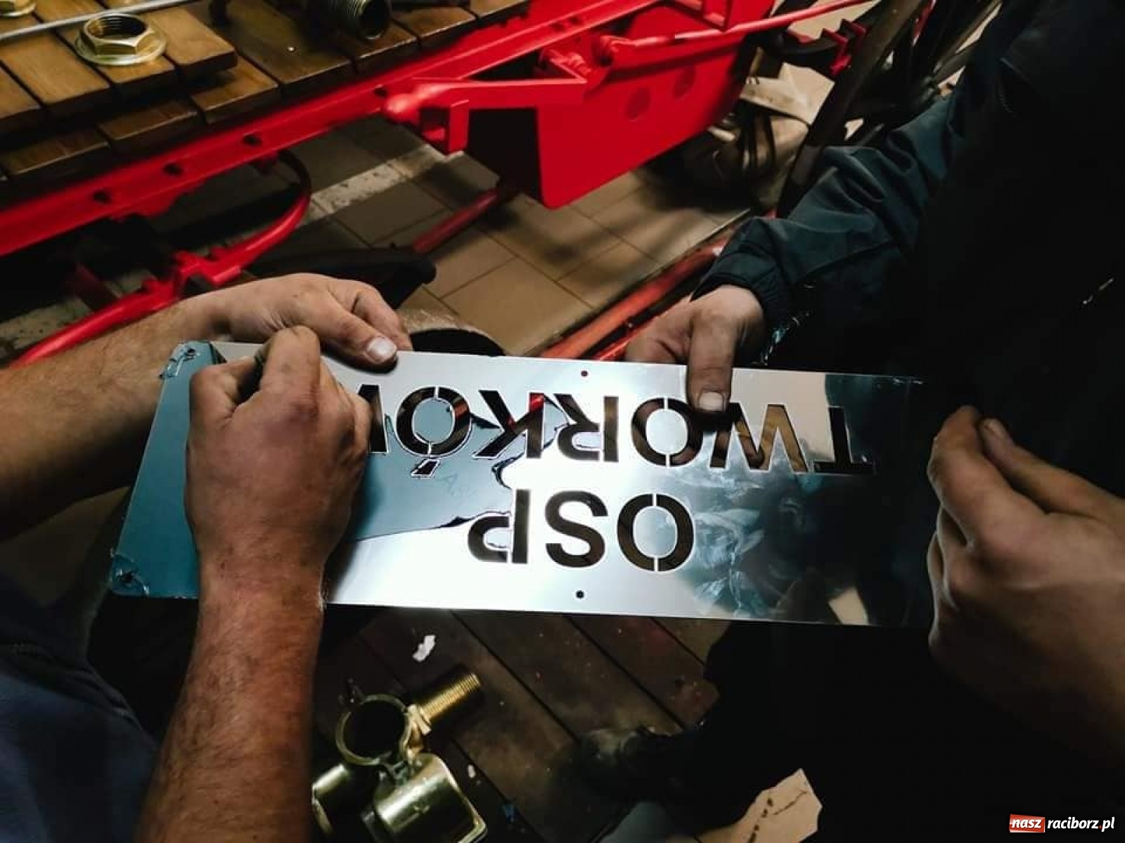 Zdjęcie w galerii na portalu naszraciborz.pl: Duma Tworkowa stanie w gablocie przed remizą wiadomości z regionu