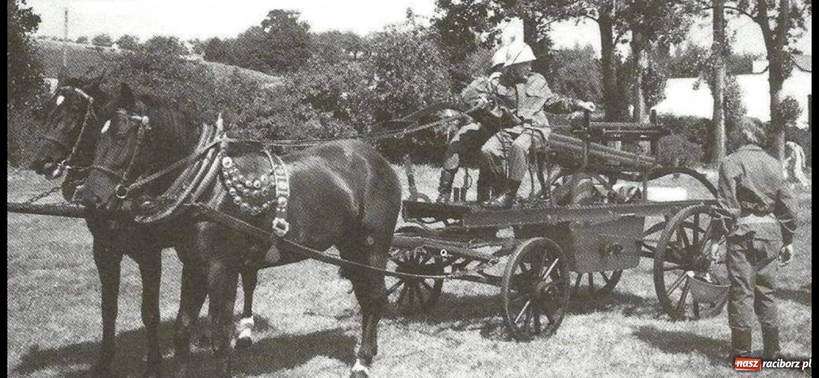 Zdjęcie w galerii na portalu naszraciborz.pl: Duma Tworkowa stanie w gablocie przed remizą wiadomości z regionu
