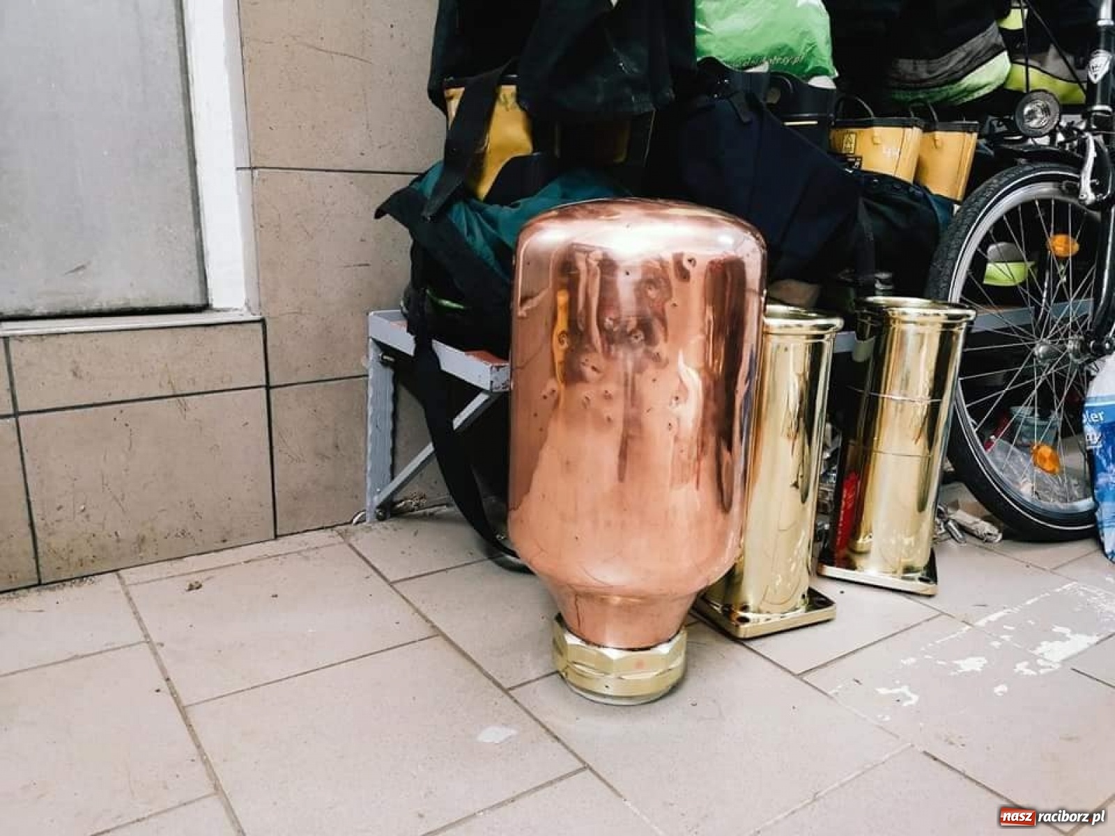 Zdjęcie w galerii na portalu naszraciborz.pl: Duma Tworkowa stanie w gablocie przed remizą wiadomości z regionu