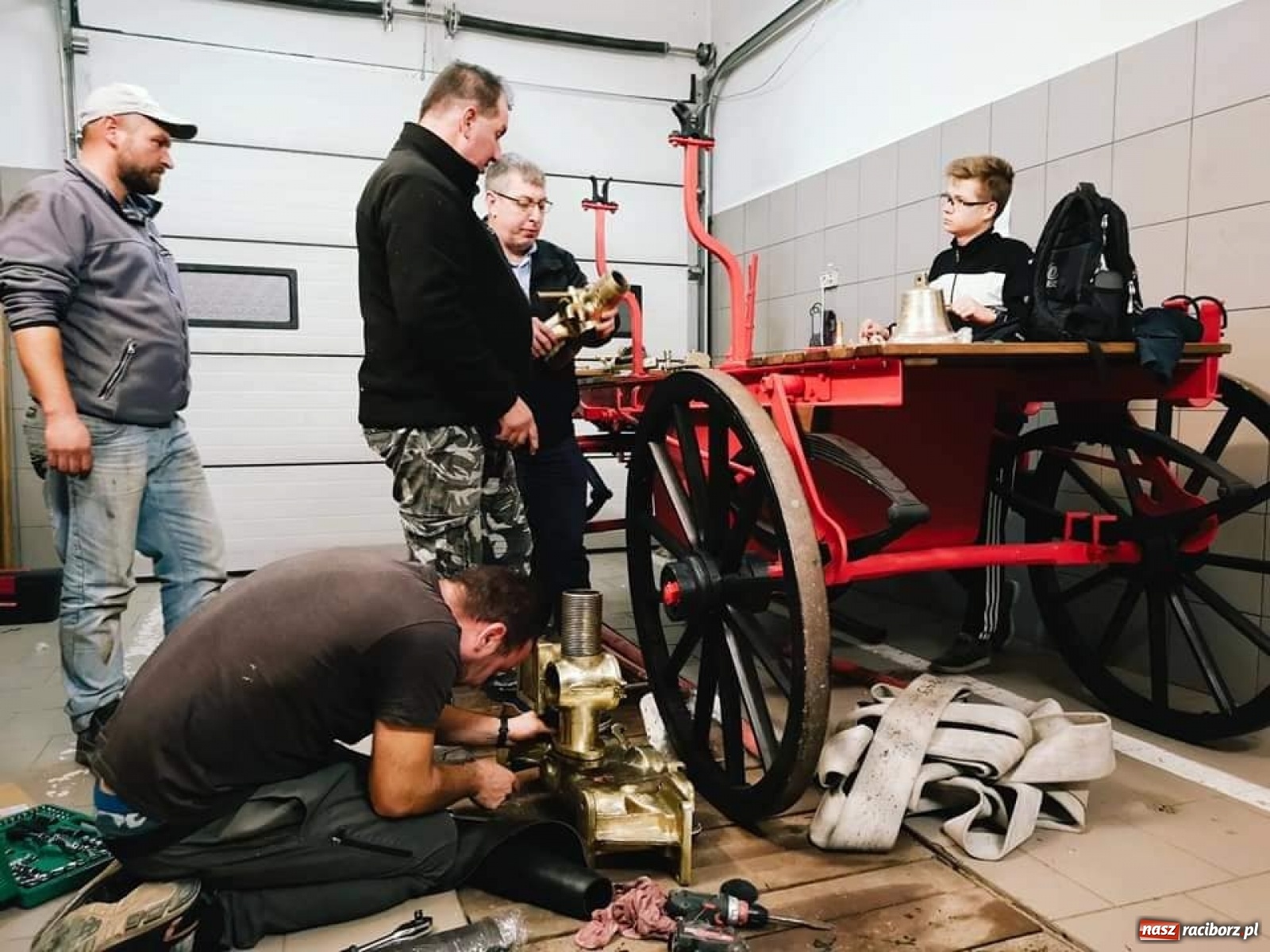 Zdjęcie w galerii na portalu naszraciborz.pl: Duma Tworkowa stanie w gablocie przed remizą wiadomości z regionu