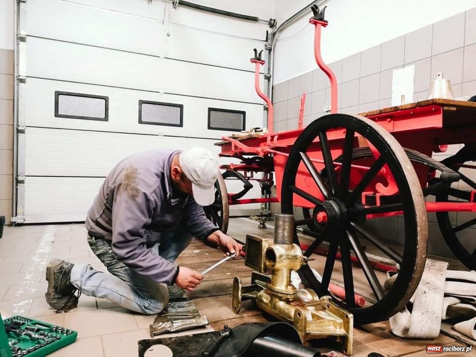 Zdjęcie w galerii na portalu naszraciborz.pl: Duma Tworkowa stanie w gablocie przed remizą wiadomości z regionu