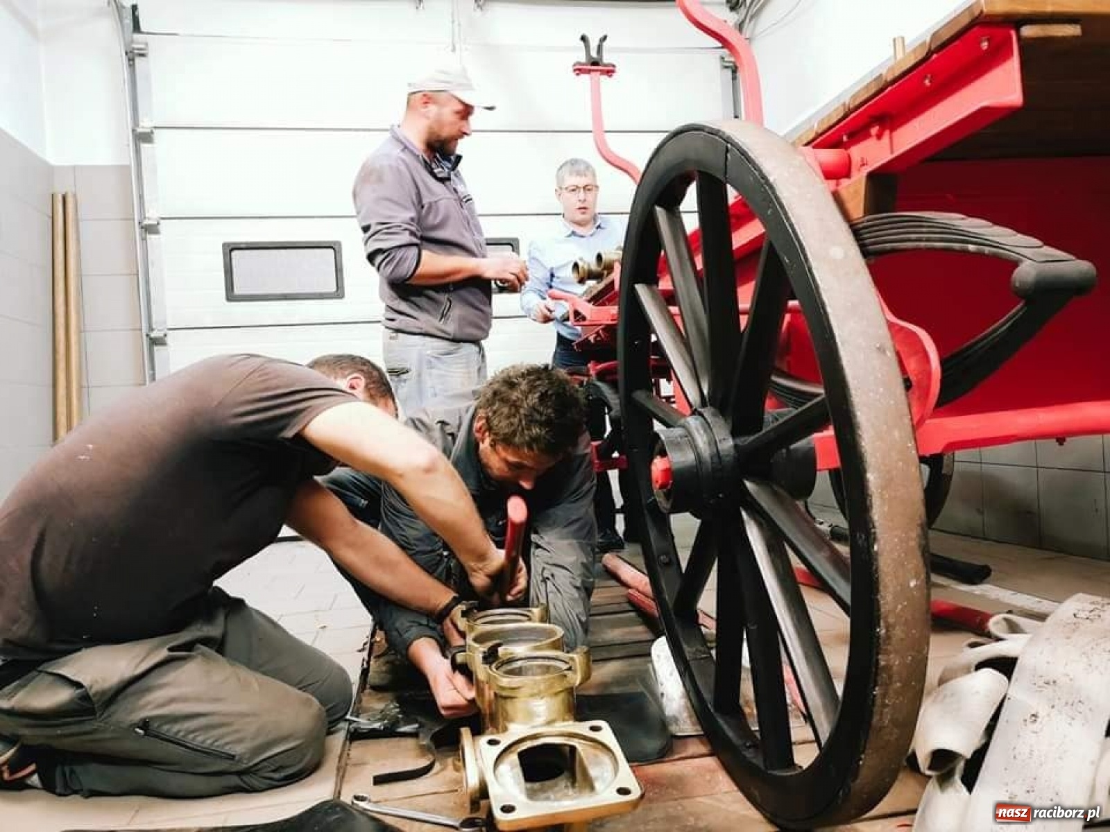 Zdjęcie w galerii na portalu naszraciborz.pl: Duma Tworkowa stanie w gablocie przed remizą wiadomości z regionu