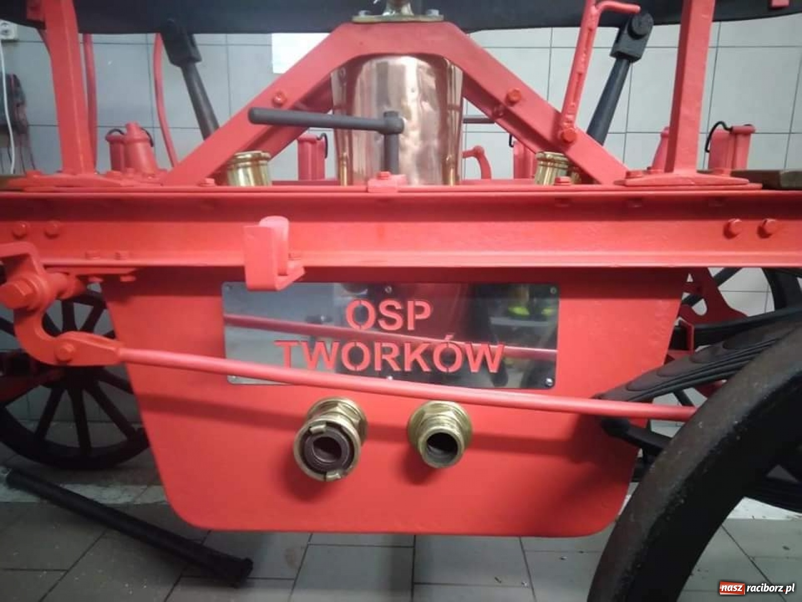 Zdjęcie w galerii na portalu naszraciborz.pl: Duma Tworkowa stanie w gablocie przed remizą wiadomości z regionu