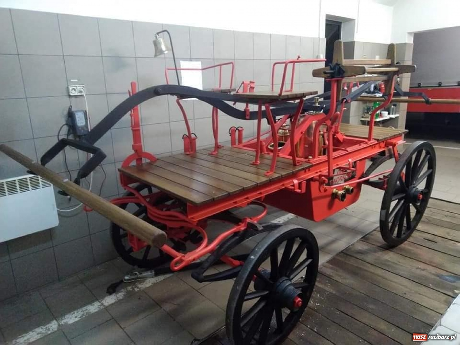 Zdjęcie w galerii na portalu naszraciborz.pl: Duma Tworkowa stanie w gablocie przed remizą wiadomości z regionu