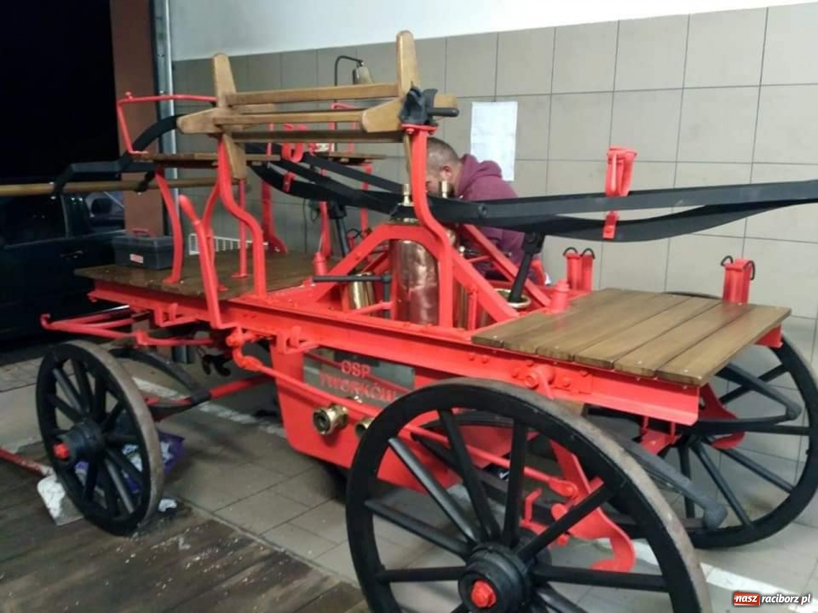 Zdjęcie w galerii na portalu naszraciborz.pl: Duma Tworkowa stanie w gablocie przed remizą wiadomości z regionu