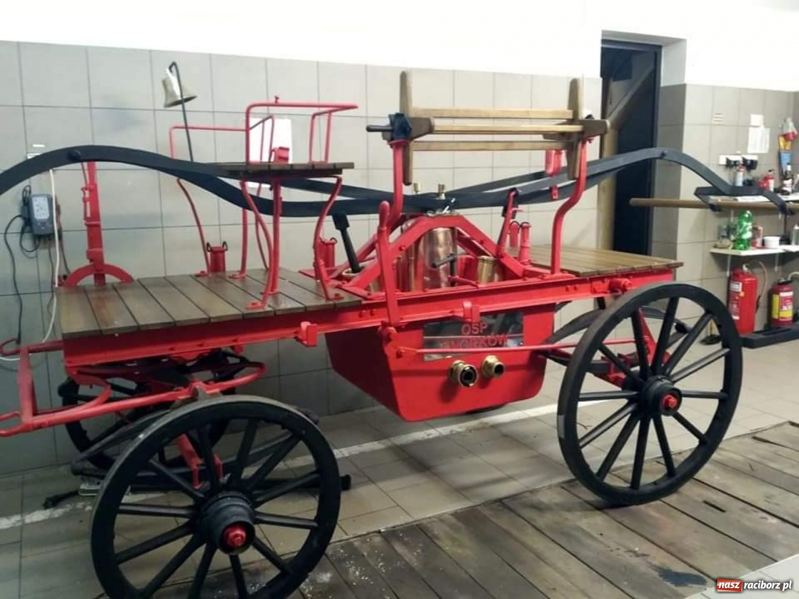 Zdjęcie w galerii na portalu naszraciborz.pl: Duma Tworkowa stanie w gablocie przed remizą wiadomości z regionu