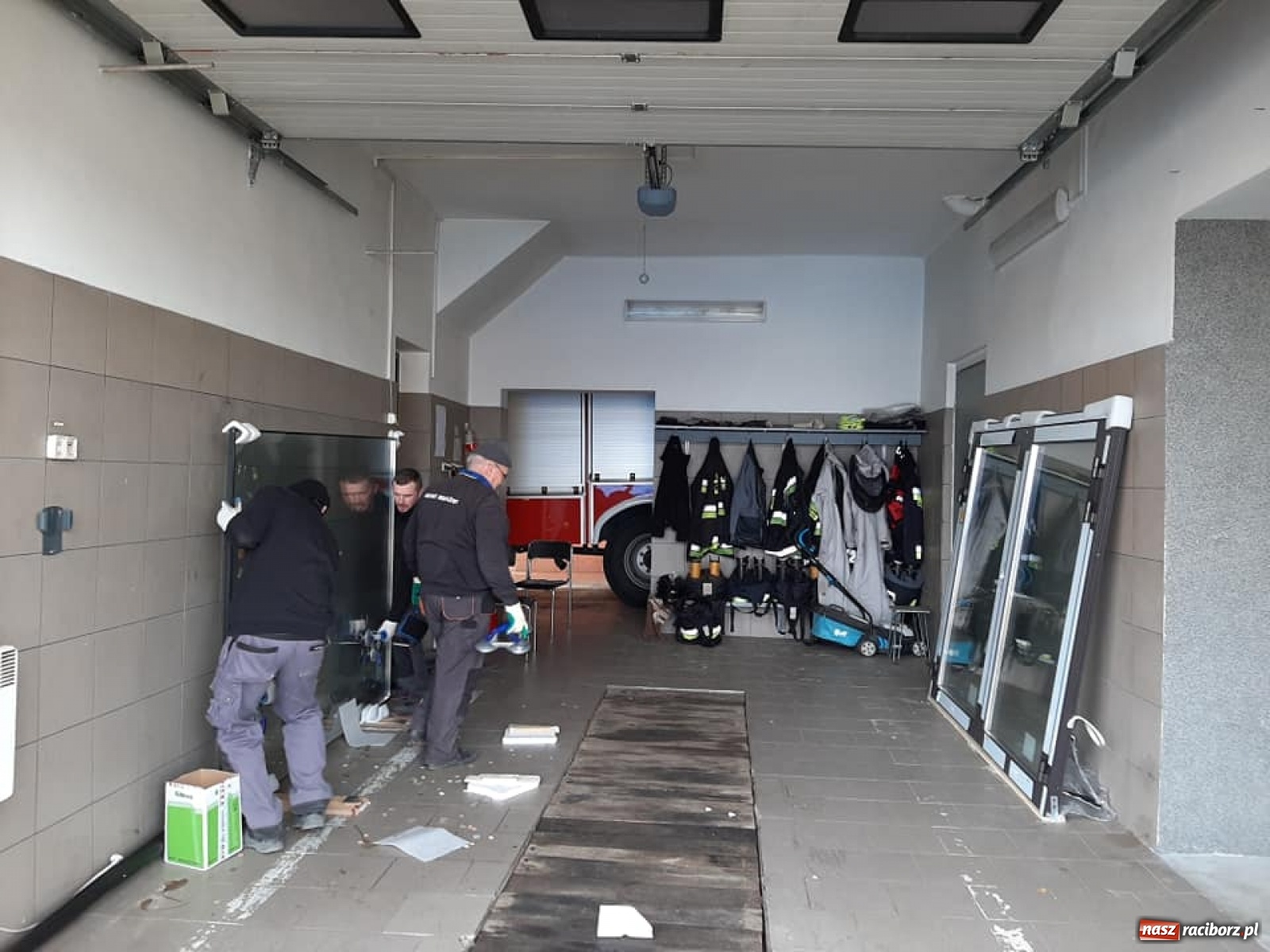 Zdjęcie w galerii na portalu naszraciborz.pl: Duma Tworkowa stanie w gablocie przed remizą wiadomości z regionu