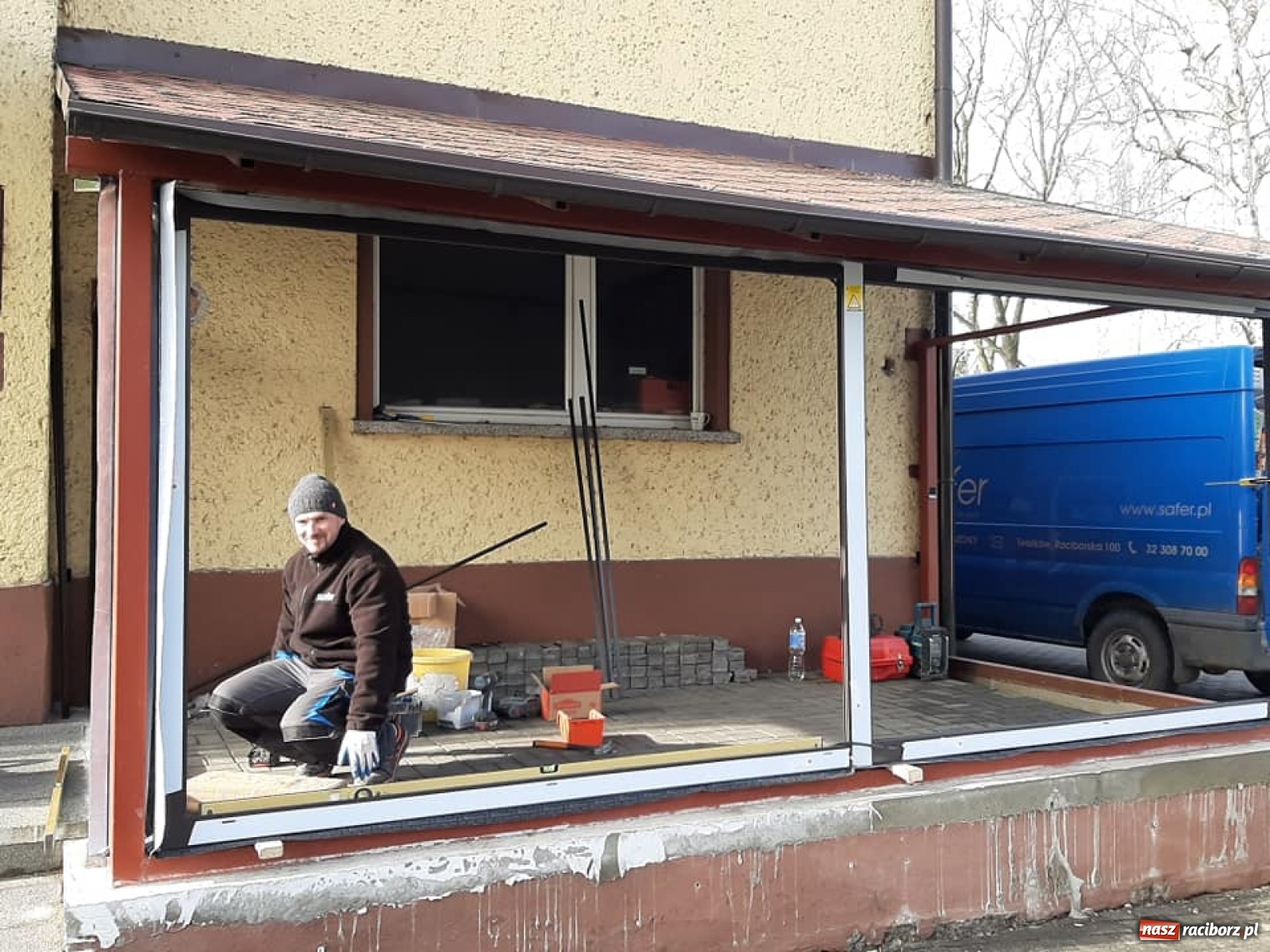 Zdjęcie w galerii na portalu naszraciborz.pl: Duma Tworkowa stanie w gablocie przed remizą wiadomości z regionu