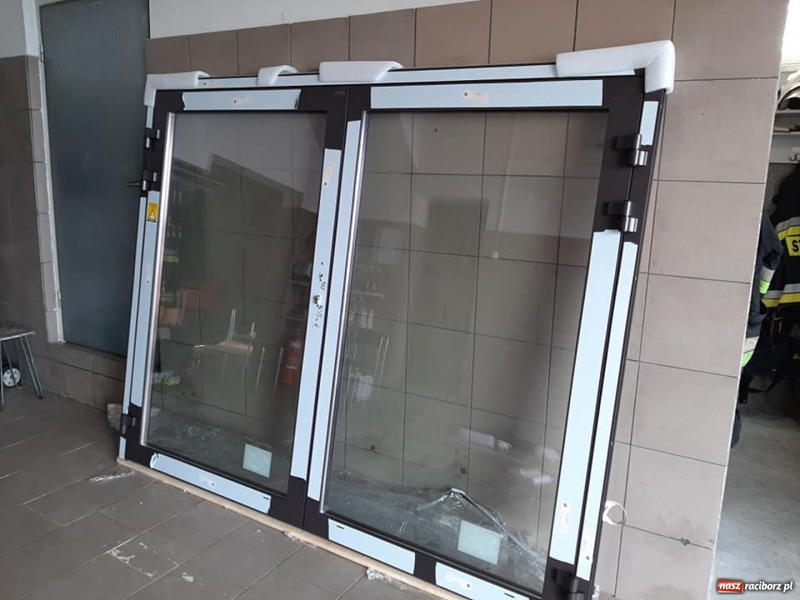 Zdjęcie w galerii na portalu naszraciborz.pl: Duma Tworkowa stanie w gablocie przed remizą wiadomości z regionu