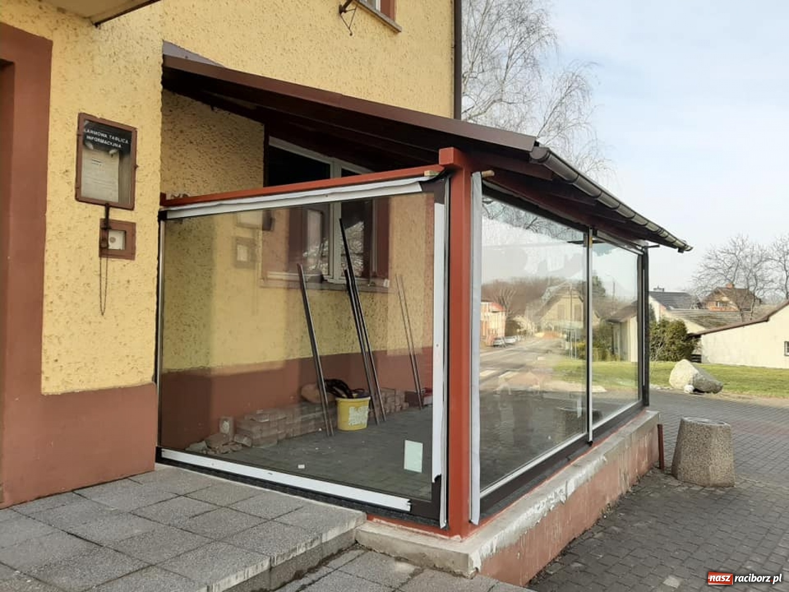 Zdjęcie w galerii na portalu naszraciborz.pl: Duma Tworkowa stanie w gablocie przed remizą wiadomości z regionu