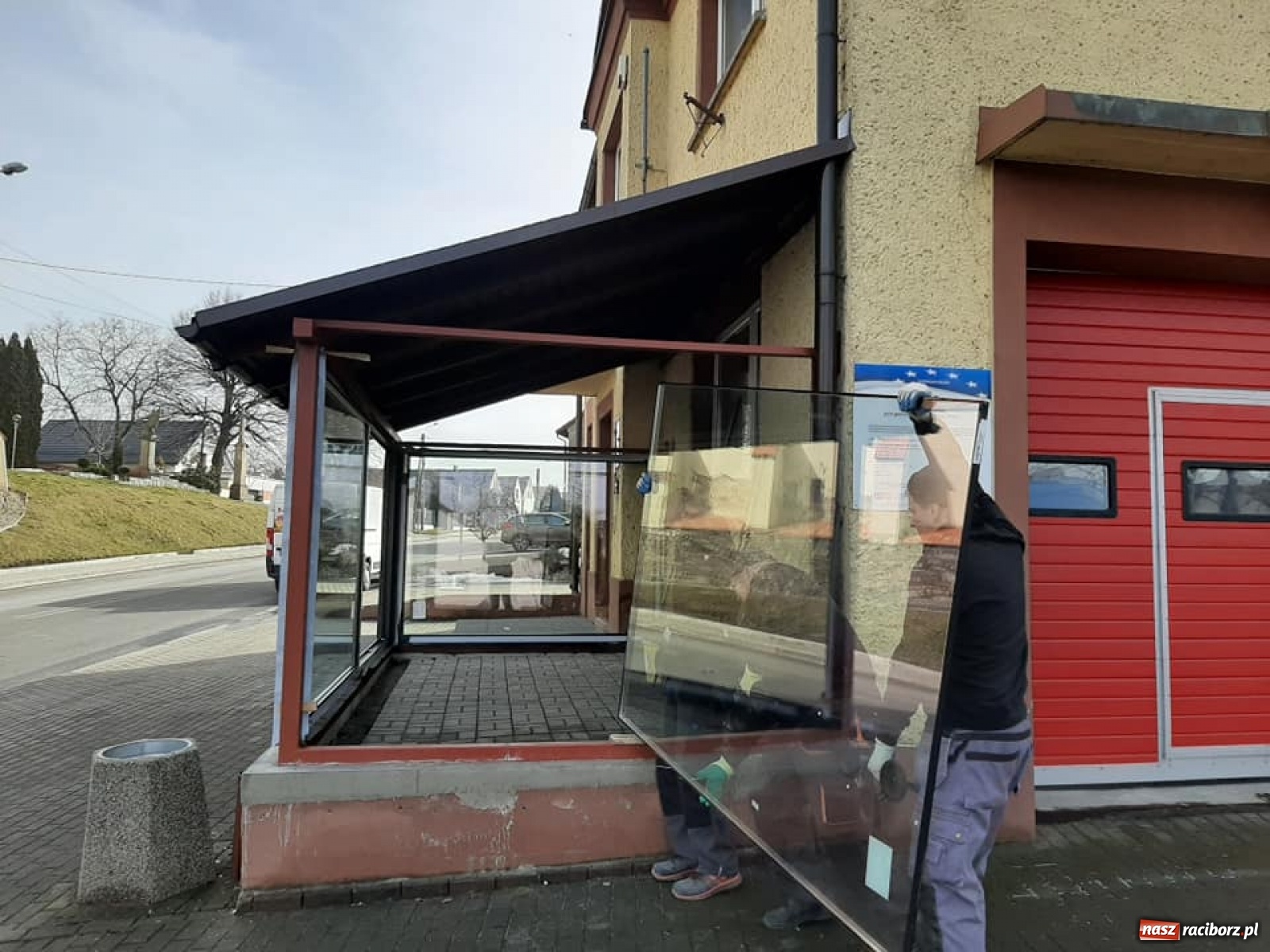 Zdjęcie w galerii na portalu naszraciborz.pl: Duma Tworkowa stanie w gablocie przed remizą wiadomości z regionu