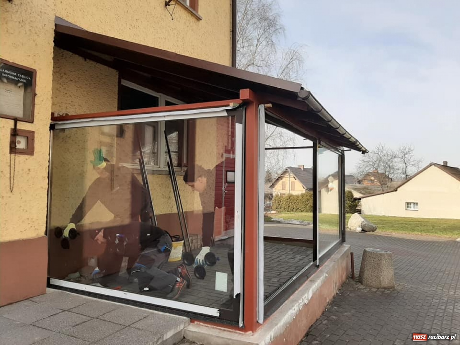 Zdjęcie w galerii na portalu naszraciborz.pl: Duma Tworkowa stanie w gablocie przed remizą wiadomości z regionu