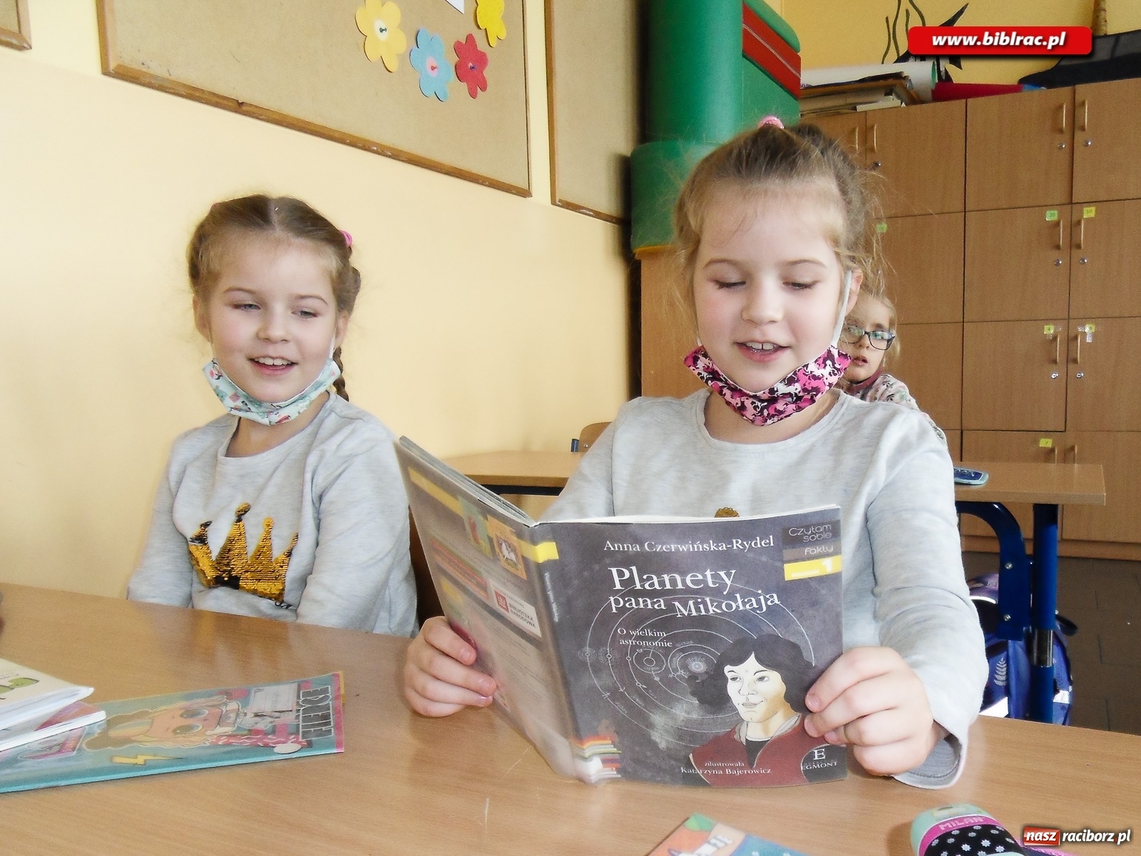 Zdjęcie w galerii na portalu naszraciborz.pl: Czytam sobie. Pierwsza klasa! Akcja czytelnicza w bibliotece w Markowicach wiadomości z regionu