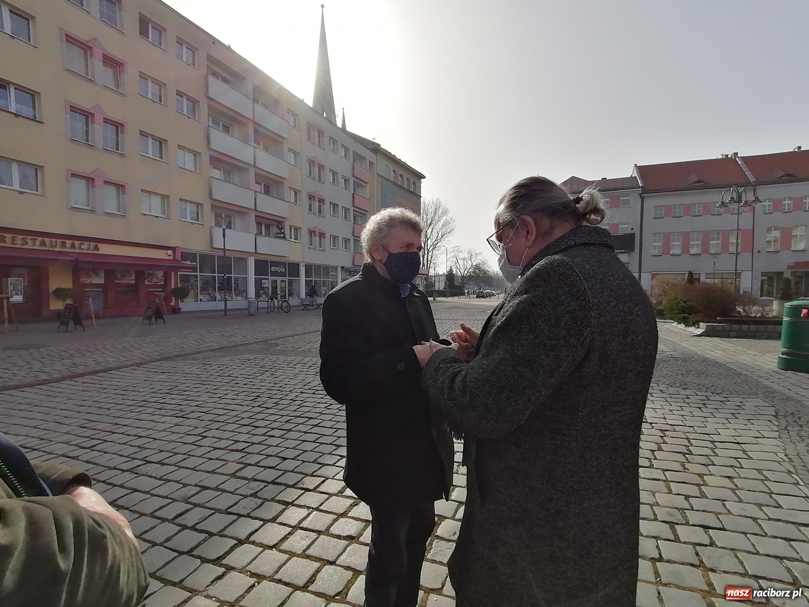 Zdjęcie w galerii na portalu naszraciborz.pl: Sprawa windy w magistracie. M. Labus i P. Klima spotkali się z konserwatorem wiadomości z regionu