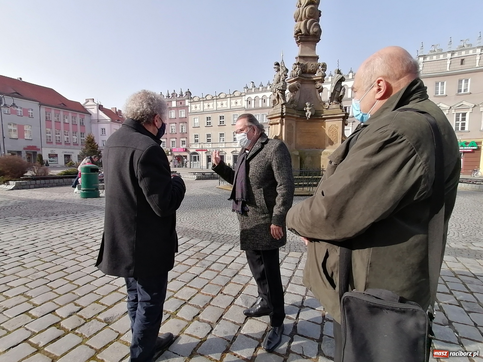 Zdjęcie w galerii na portalu naszraciborz.pl: Sprawa windy w magistracie. M. Labus i P. Klima spotkali się z konserwatorem wiadomości z regionu