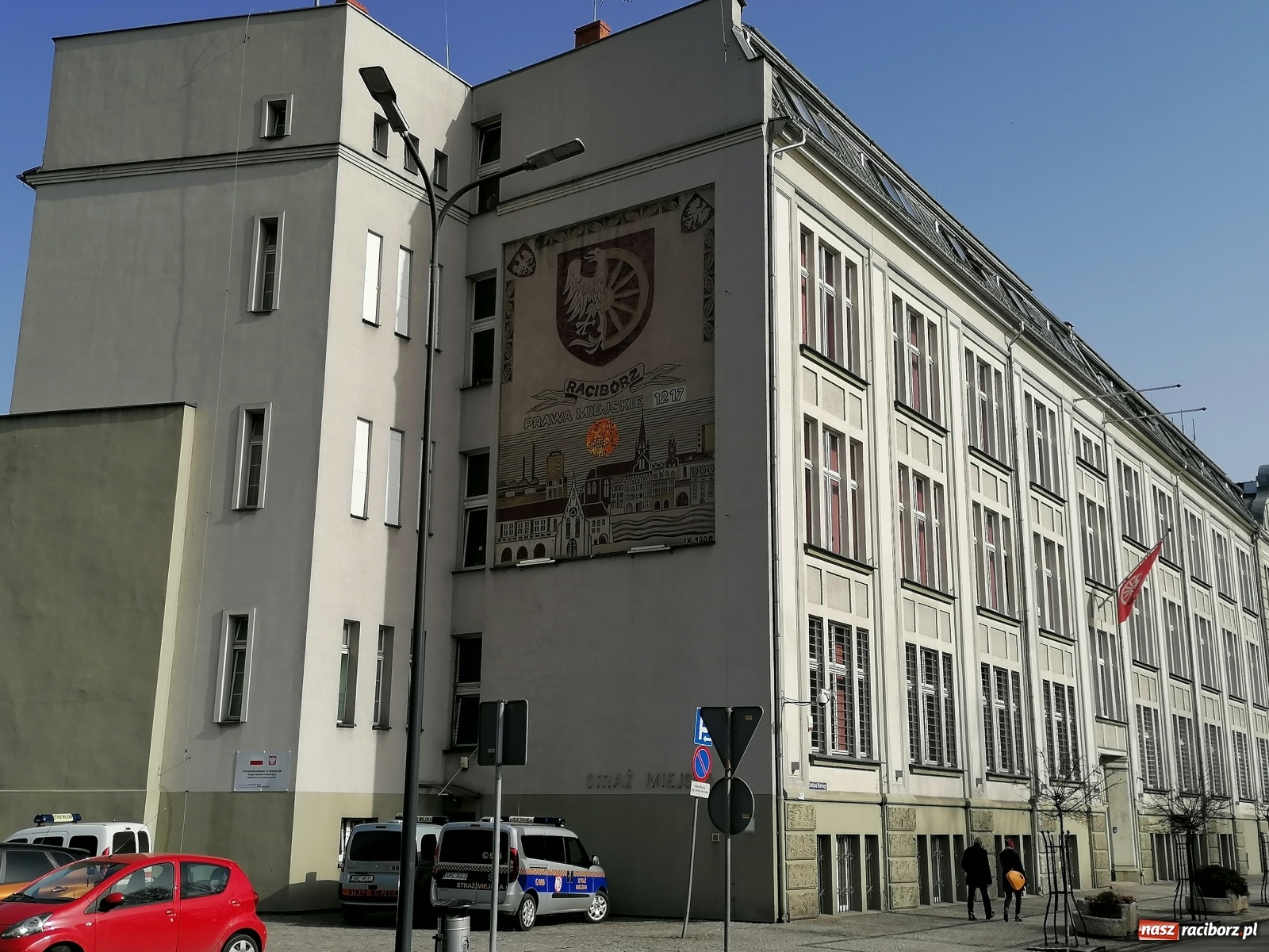 Zdjęcie w galerii na portalu naszraciborz.pl: Sprawa windy w magistracie. M. Labus i P. Klima spotkali się z konserwatorem wiadomości z regionu