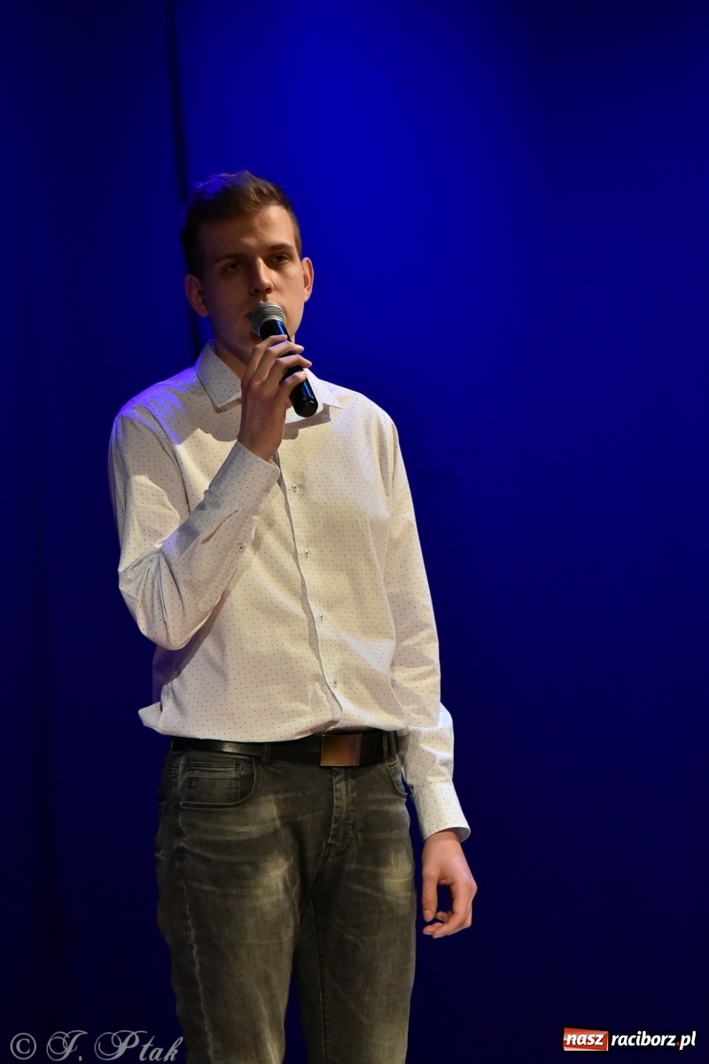 Zdjęcie w galerii na portalu naszraciborz.pl: MIRAŻ walentynkowo w MDK wiadomości z regionu