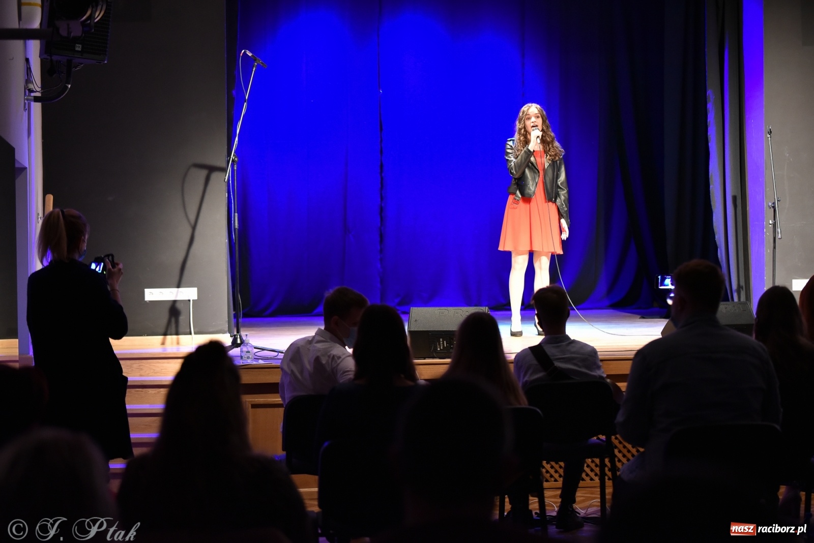 Zdjęcie w galerii na portalu naszraciborz.pl: MIRAŻ walentynkowo w MDK wiadomości z regionu