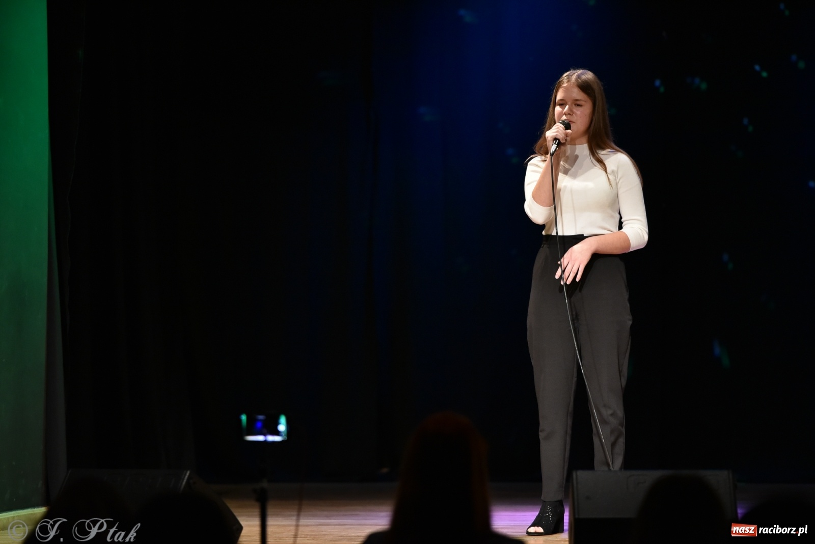 Zdjęcie w galerii na portalu naszraciborz.pl: MIRAŻ walentynkowo w MDK wiadomości z regionu