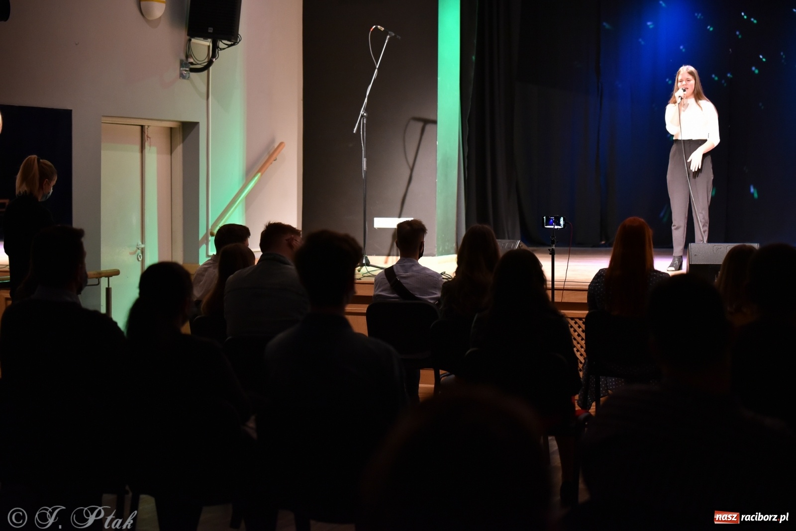 Zdjęcie w galerii na portalu naszraciborz.pl: MIRAŻ walentynkowo w MDK wiadomości z regionu