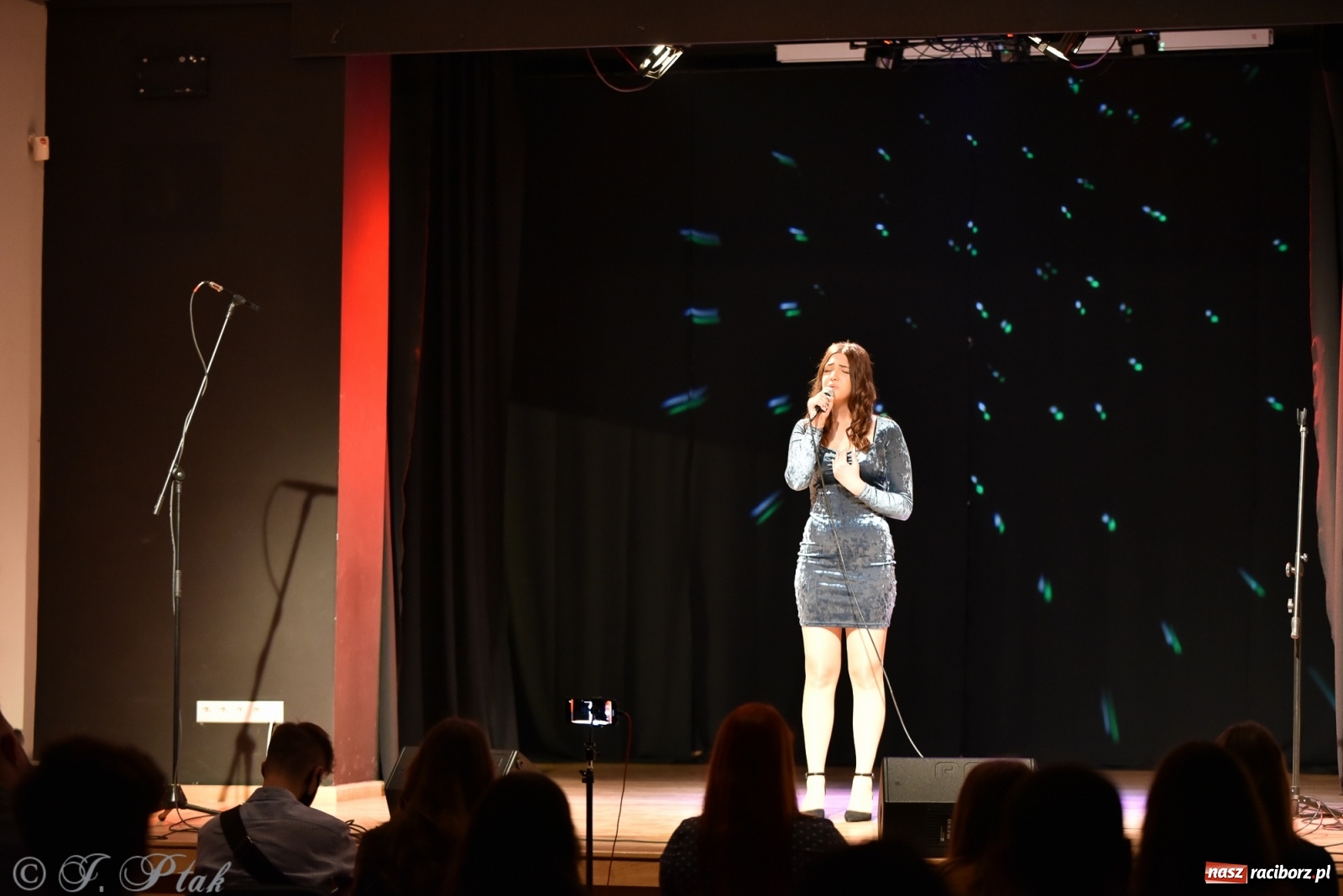 Zdjęcie w galerii na portalu naszraciborz.pl: MIRAŻ walentynkowo w MDK wiadomości z regionu