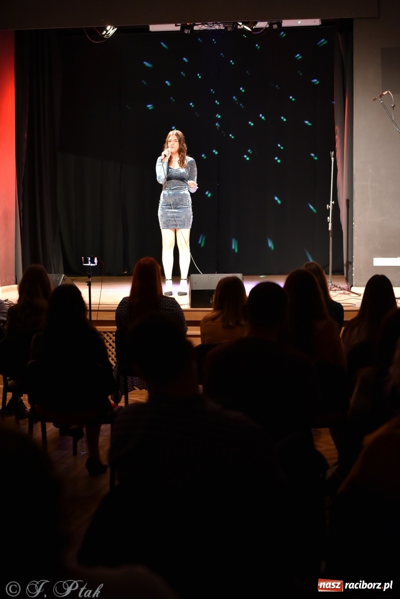 Zdjęcie w galerii na portalu naszraciborz.pl: MIRAŻ walentynkowo w MDK wiadomości z regionu