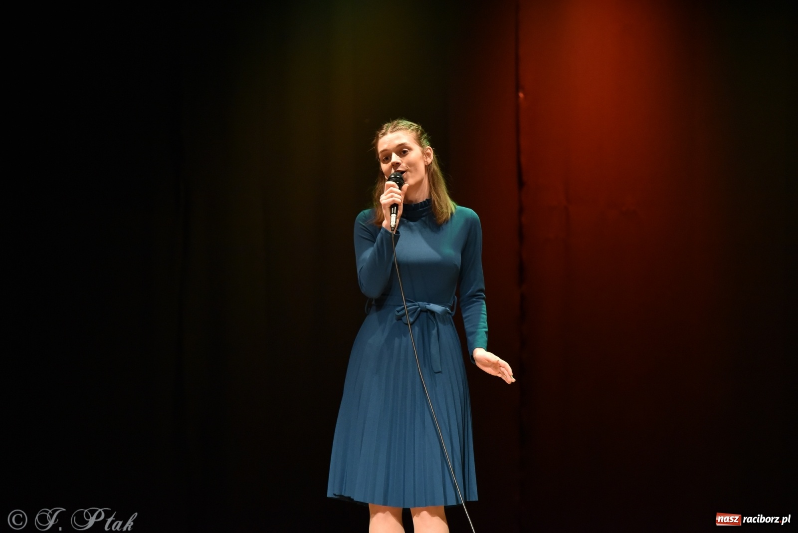 Zdjęcie w galerii na portalu naszraciborz.pl: MIRAŻ walentynkowo w MDK wiadomości z regionu