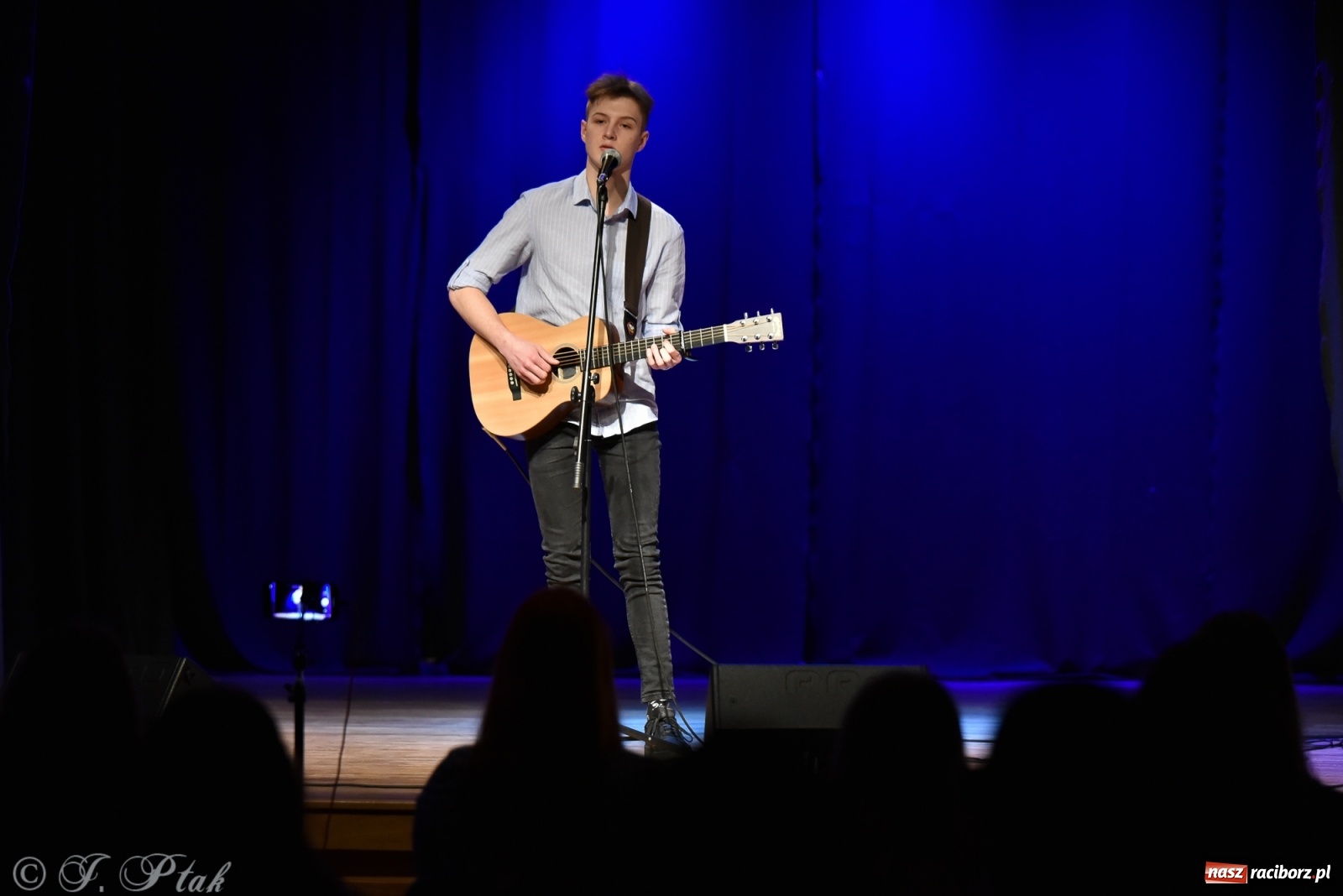 Zdjęcie w galerii na portalu naszraciborz.pl: MIRAŻ walentynkowo w MDK wiadomości z regionu