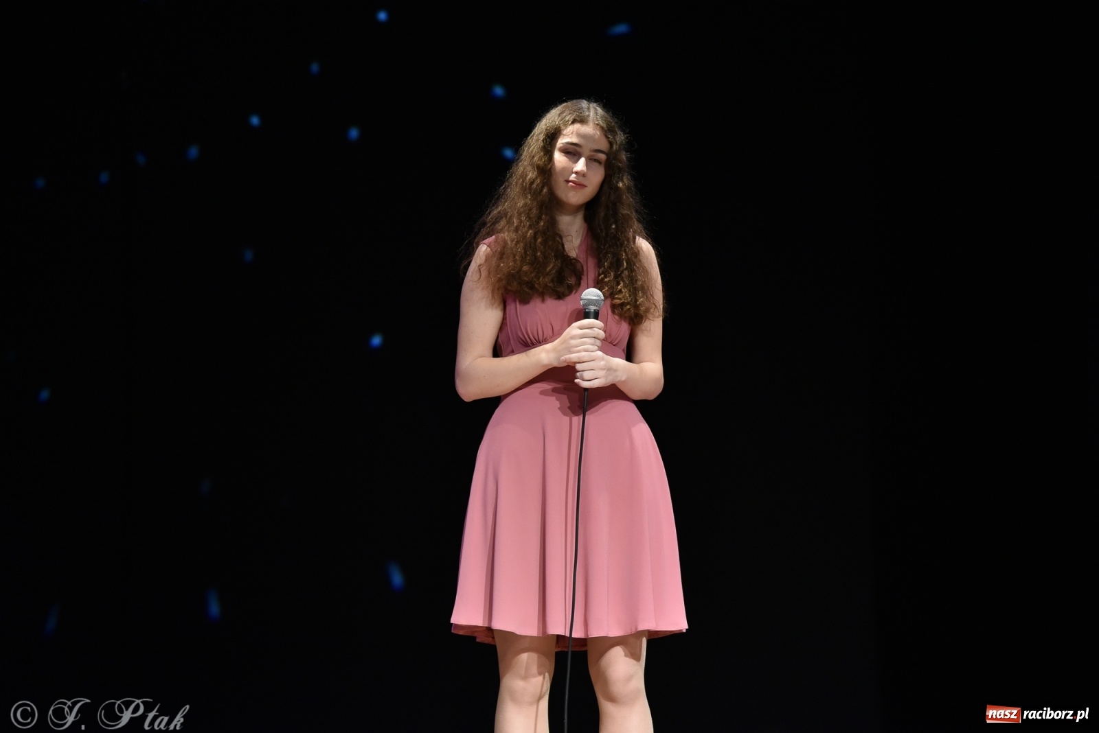 Zdjęcie w galerii na portalu naszraciborz.pl: MIRAŻ walentynkowo w MDK wiadomości z regionu