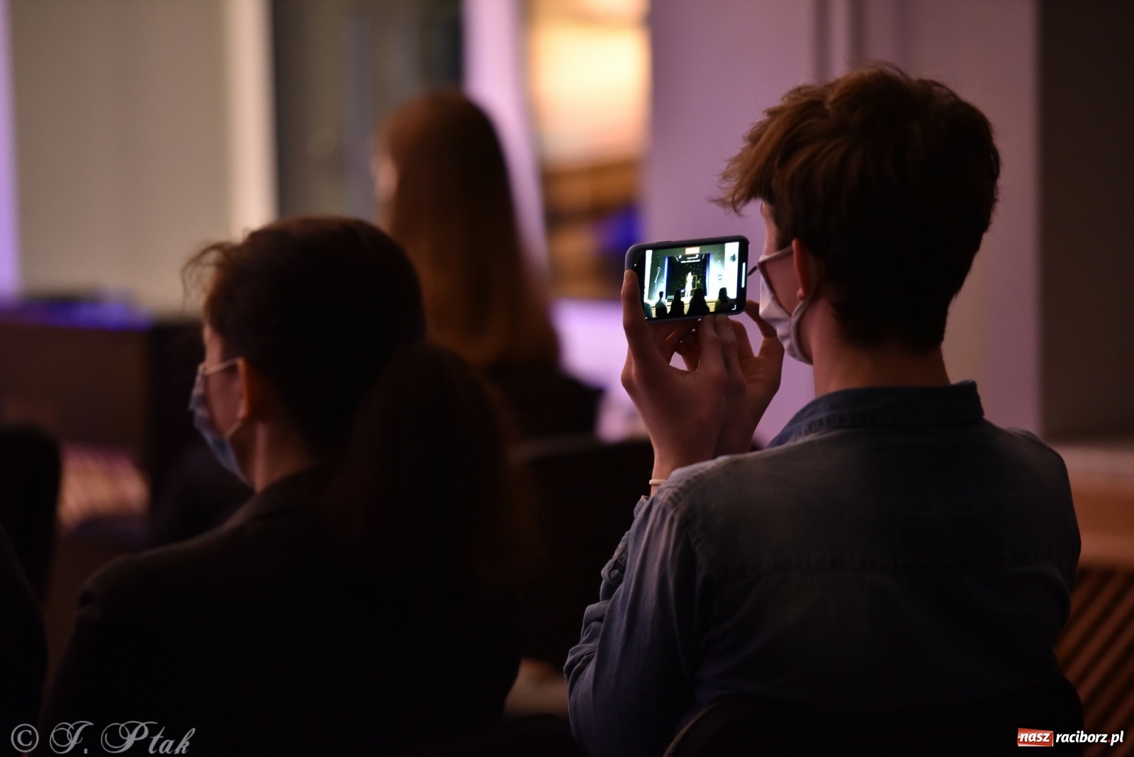 Zdjęcie w galerii na portalu naszraciborz.pl: MIRAŻ walentynkowo w MDK wiadomości z regionu