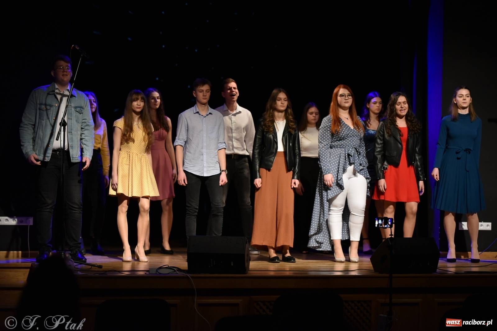 Zdjęcie w galerii na portalu naszraciborz.pl: MIRAŻ walentynkowo w MDK wiadomości z regionu